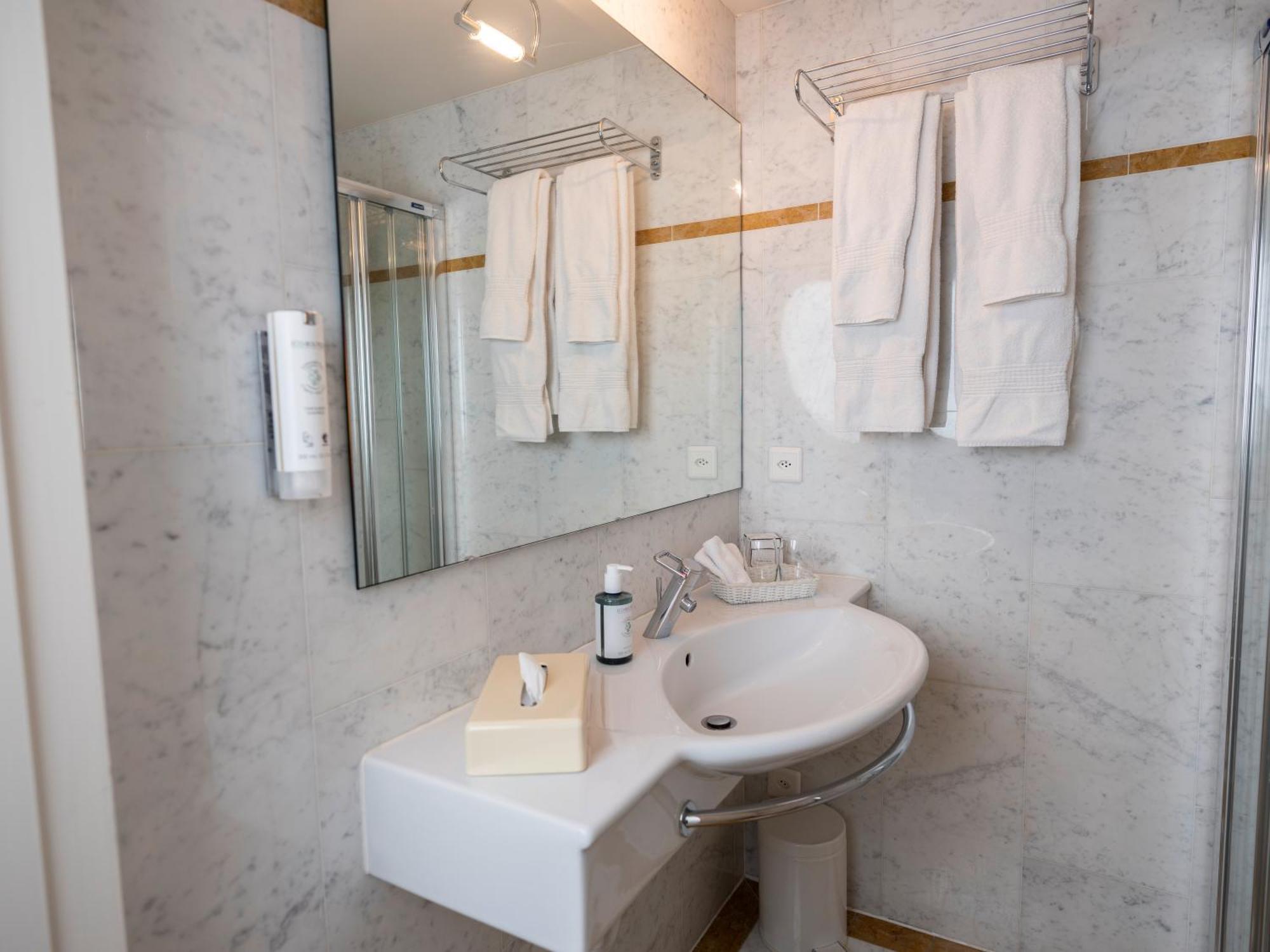 Romantik Hotel De L'Ours Sugiez Екстериор снимка