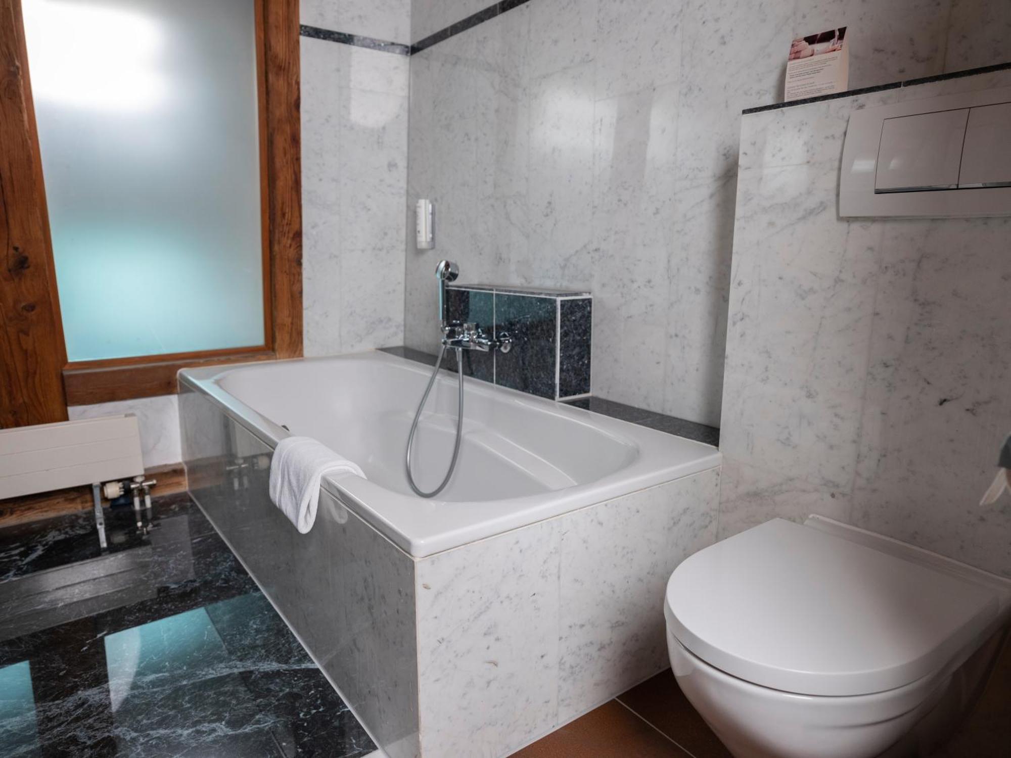 Romantik Hotel De L'Ours Sugiez Екстериор снимка