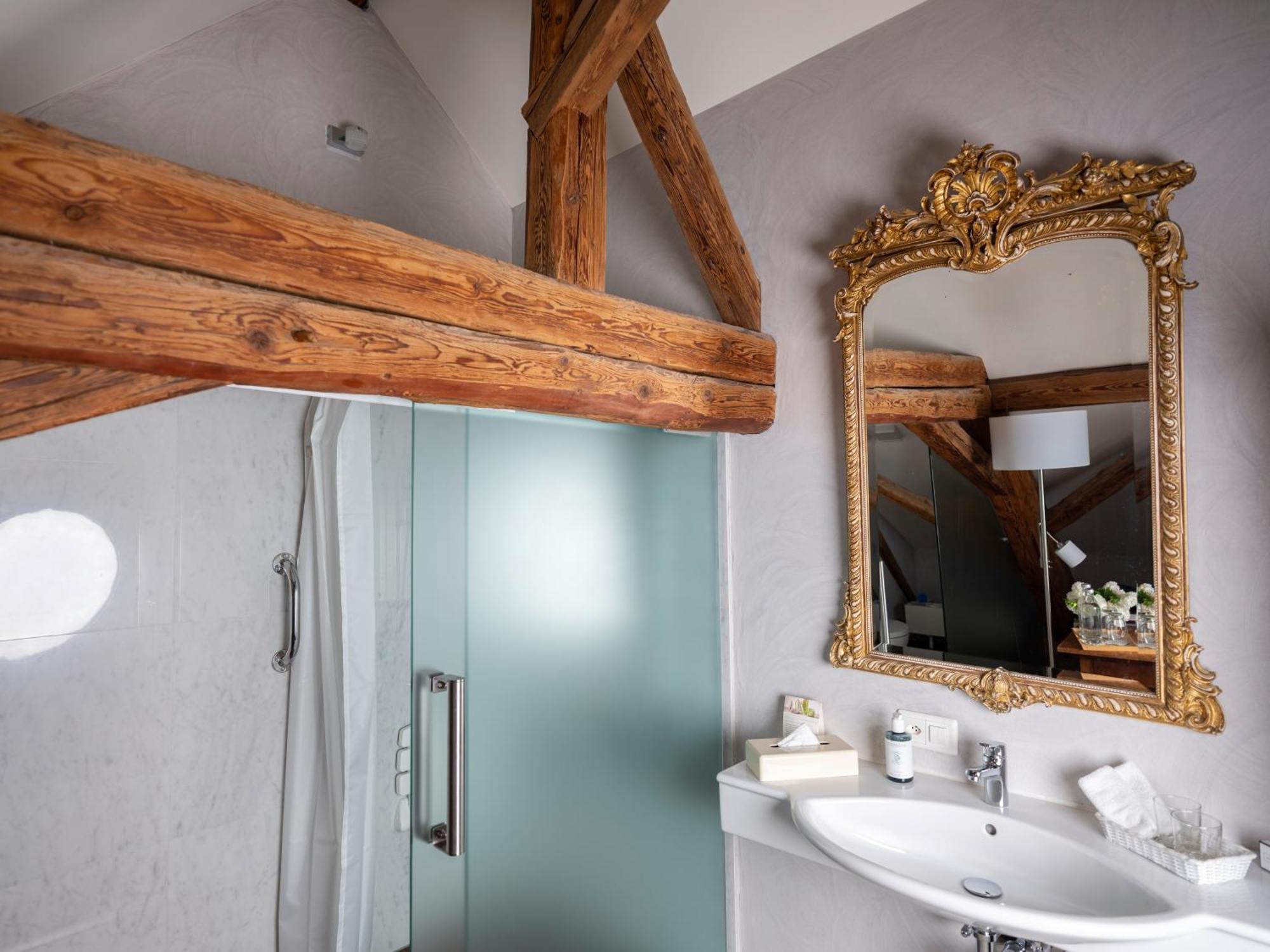 Romantik Hotel De L'Ours Sugiez Екстериор снимка