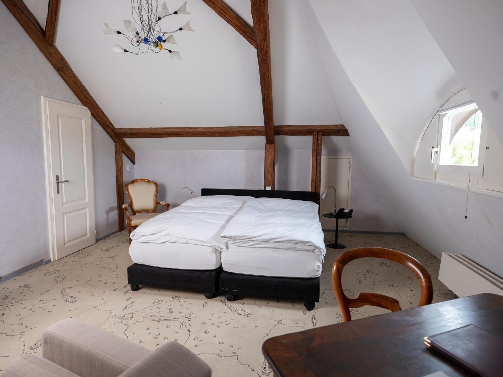 Romantik Hotel De L'Ours Sugiez Екстериор снимка