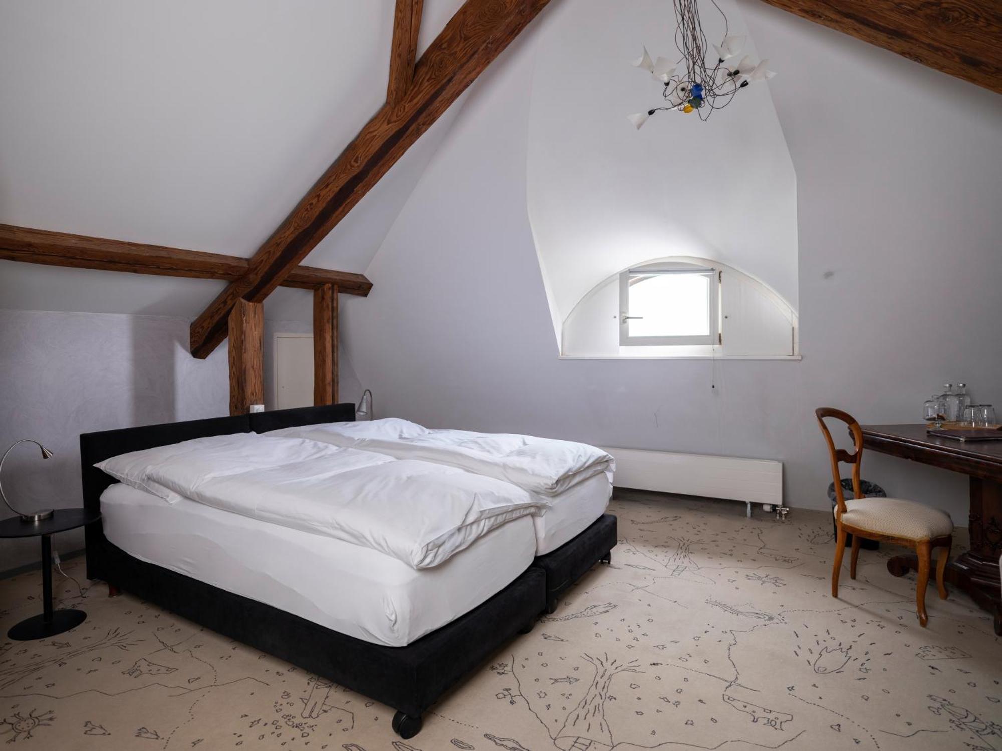 Romantik Hotel De L'Ours Sugiez Екстериор снимка