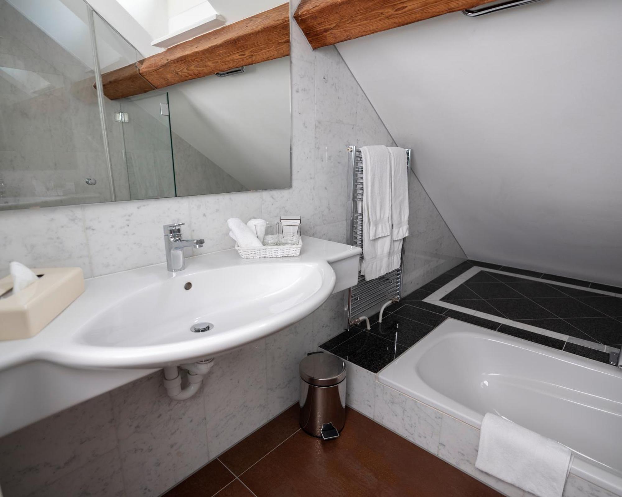 Romantik Hotel De L'Ours Sugiez Екстериор снимка