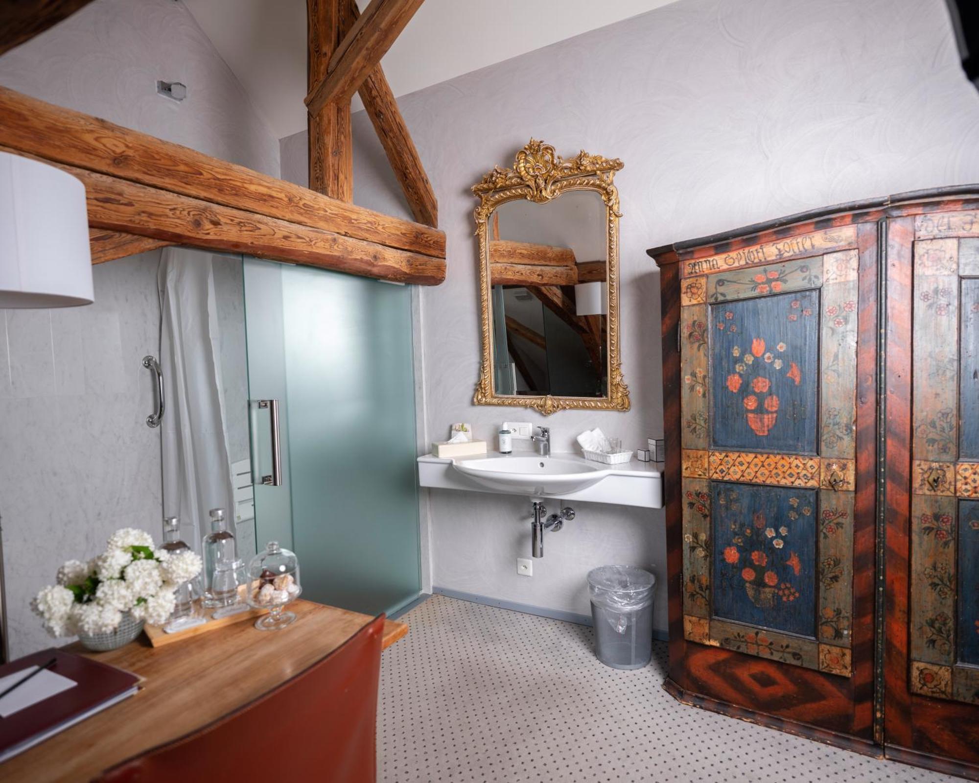 Romantik Hotel De L'Ours Sugiez Екстериор снимка