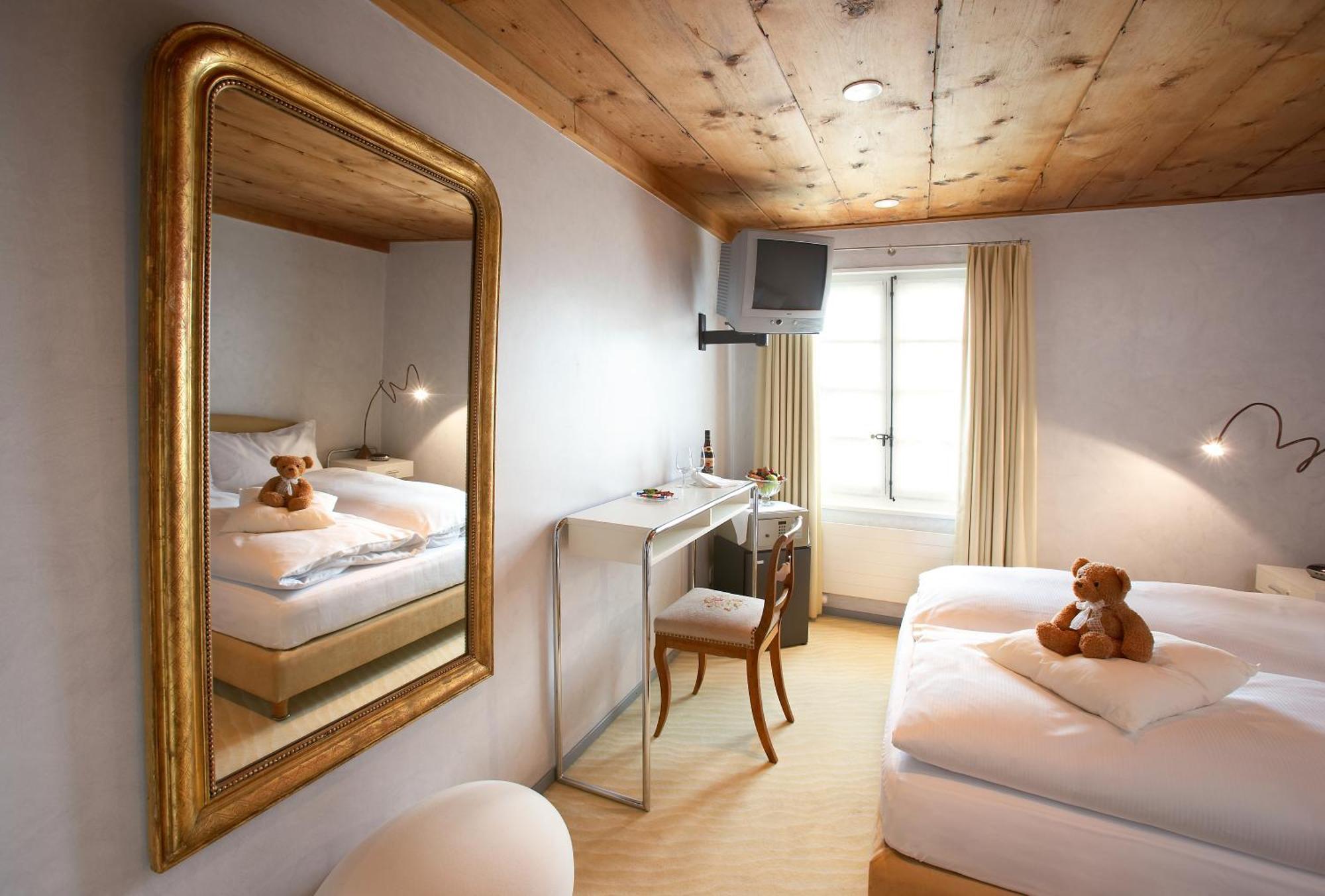 Romantik Hotel De L'Ours Sugiez Екстериор снимка