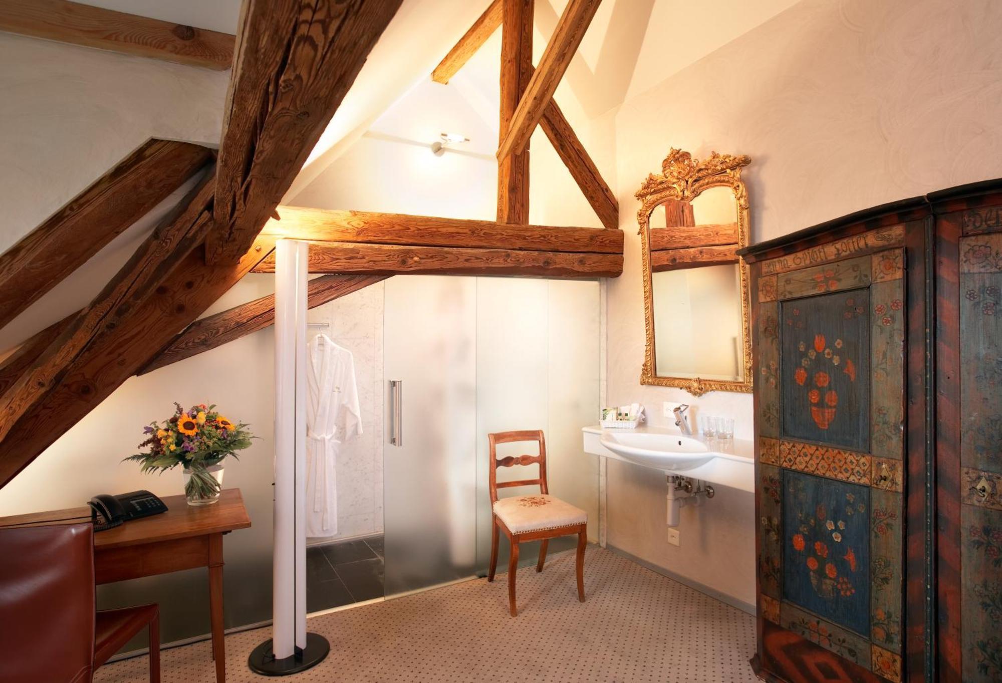 Romantik Hotel De L'Ours Sugiez Екстериор снимка
