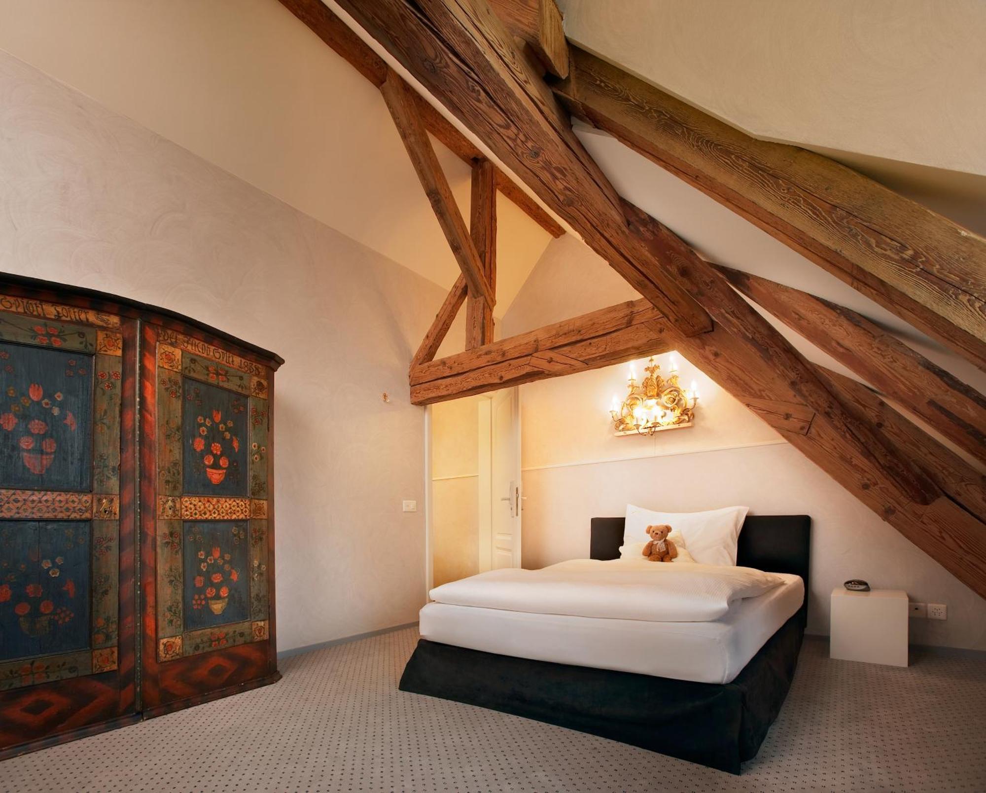 Romantik Hotel De L'Ours Sugiez Екстериор снимка