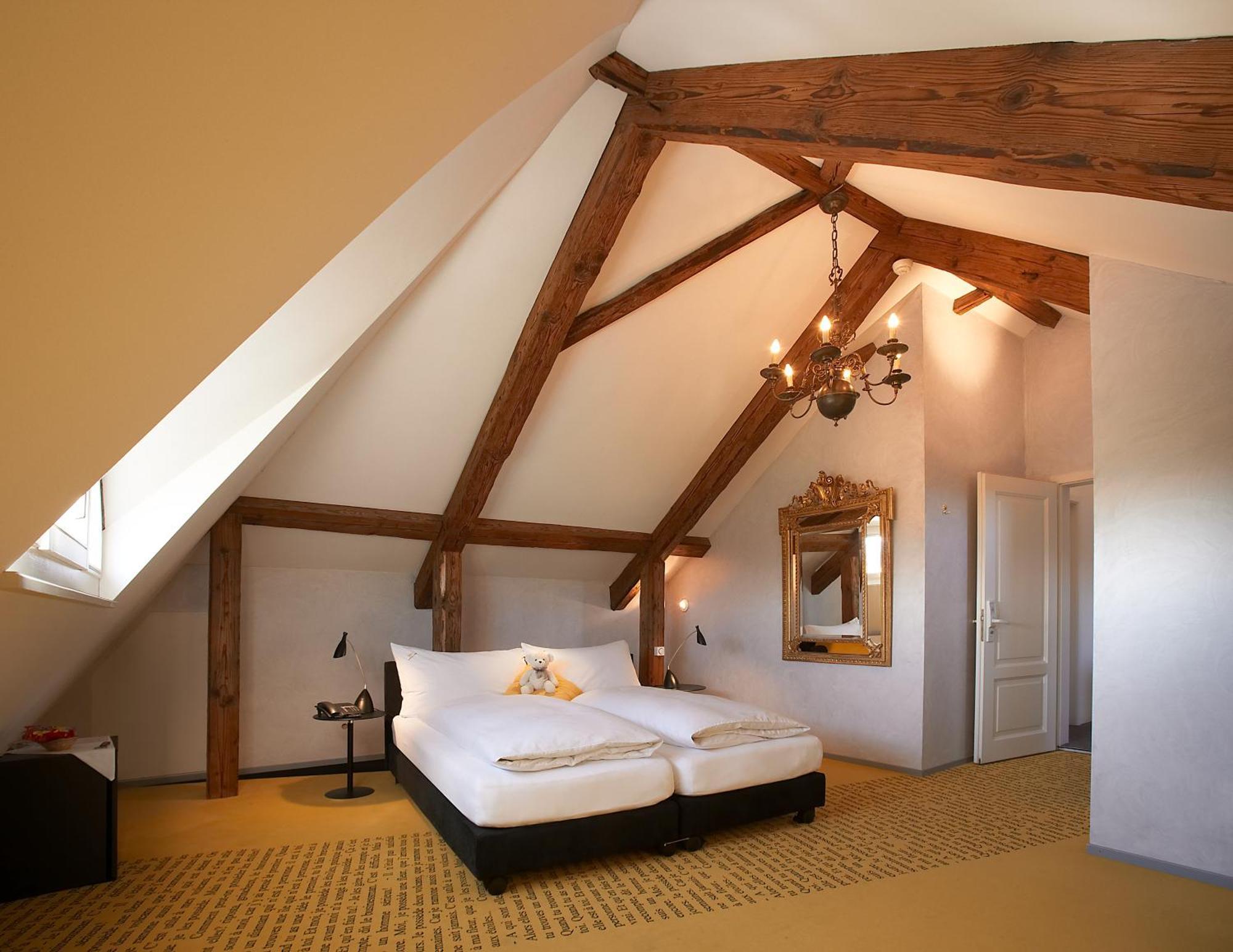 Romantik Hotel De L'Ours Sugiez Екстериор снимка
