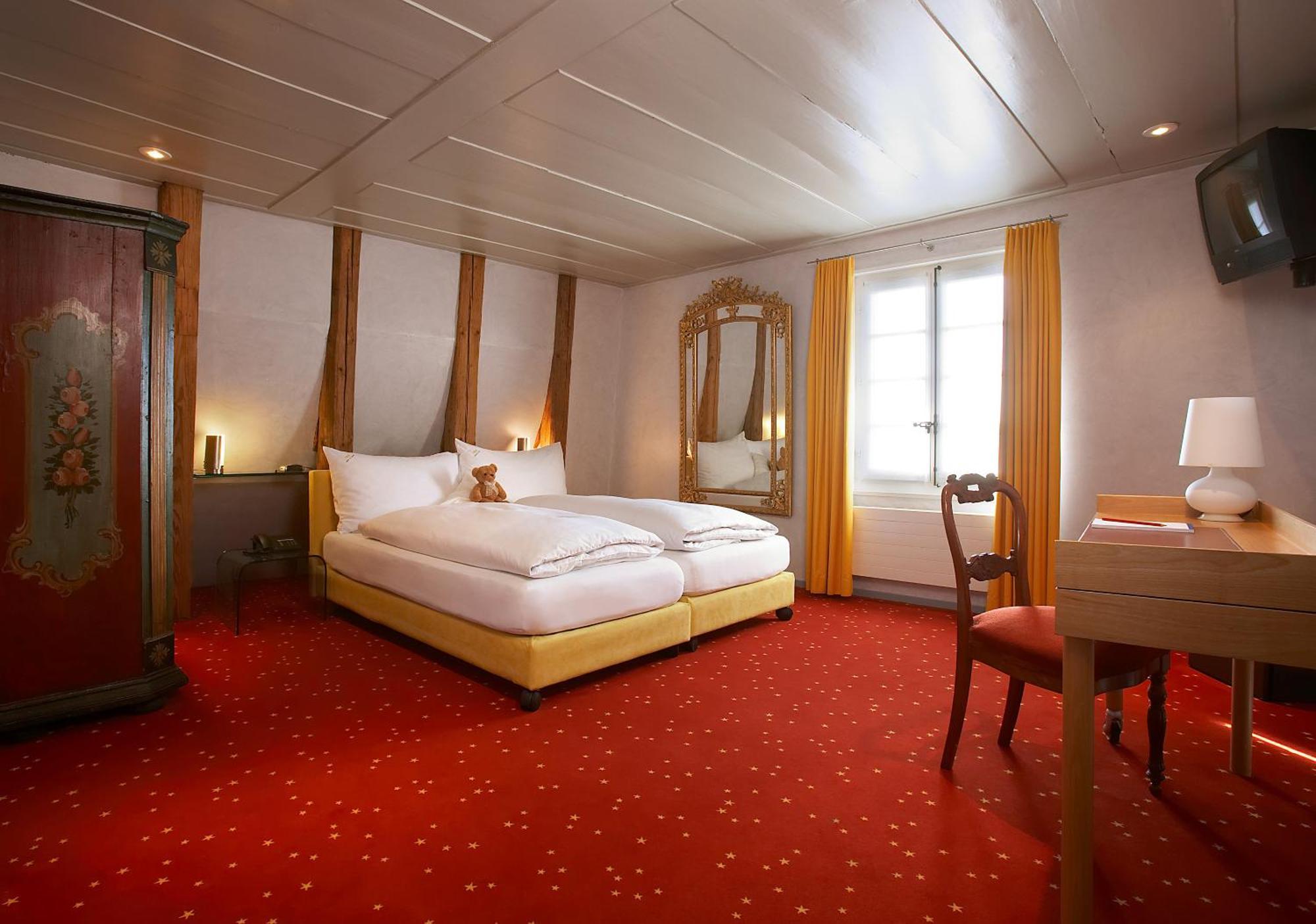 Romantik Hotel De L'Ours Sugiez Екстериор снимка
