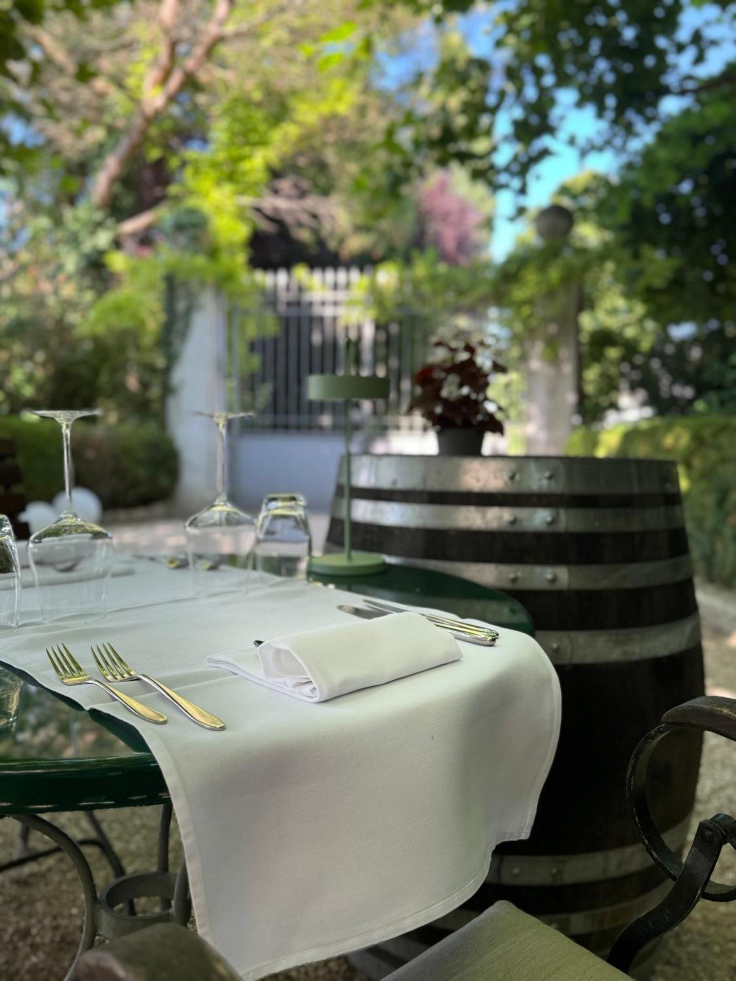 Romantik Hotel De L'Ours Sugiez Екстериор снимка