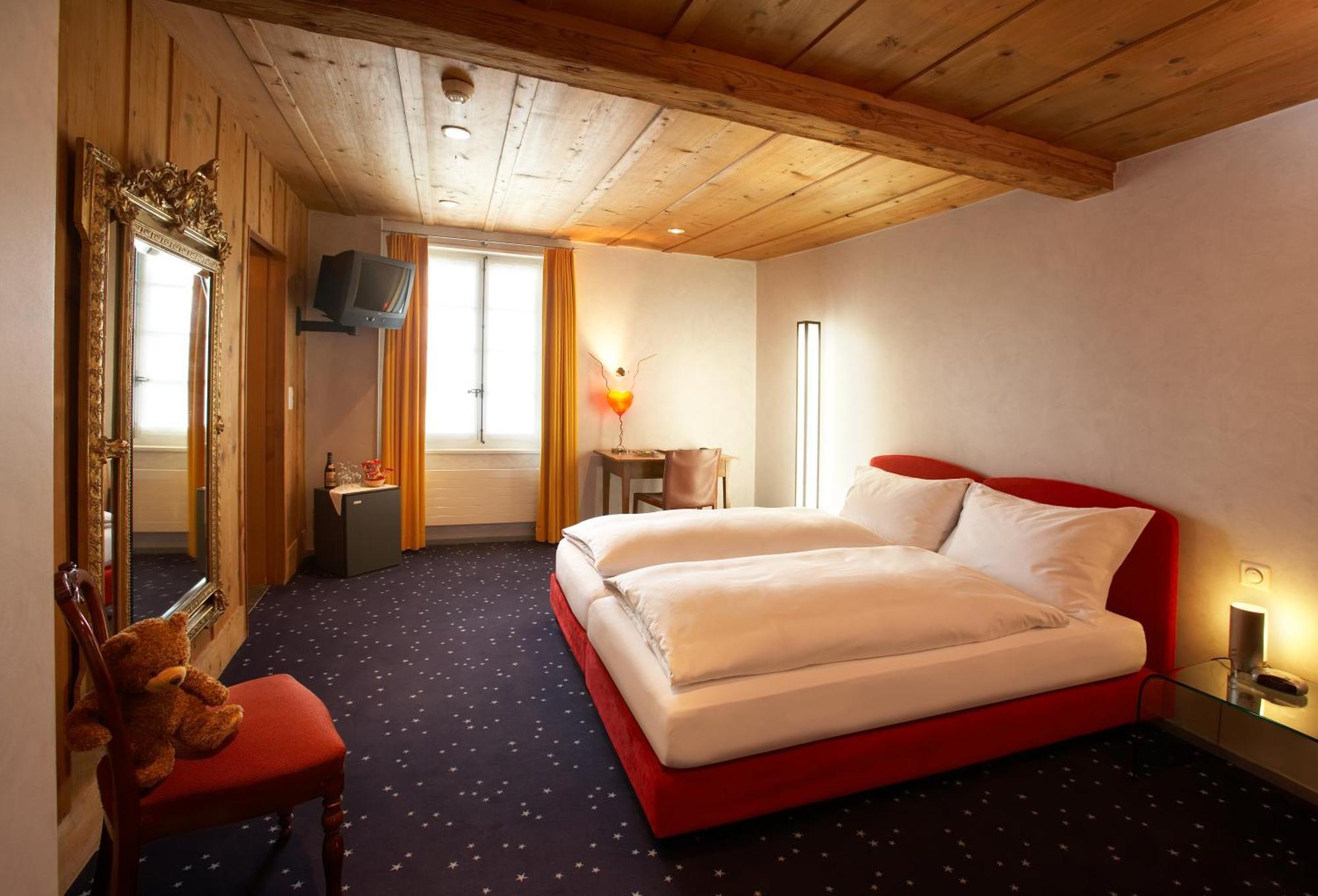 Romantik Hotel De L'Ours Sugiez Екстериор снимка